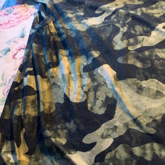 Camo Women’s Short Sleeve T-Shirt Size XL - Picture 2 of 11